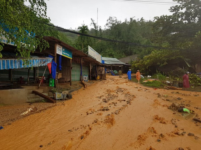 Lũ quét và sạt lở nghiêm trọng sau bão số 9 tại huyện Nam Trà My, tỉnh Quảng Nam Lũ quét và sạt lở nghiêm trọng sau bão số 9 tại huyện Nam Trà My, tỉnh Quảng Nam
