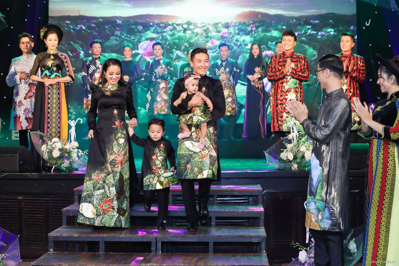 Vợ chồng MC Hồng Phượng và NSƯT Quốc Cơ cùng hai con có mặt, biểu diễn trong đêm từ thiện quyên góp ủng hộ cứu trợ miền Trung (Ảnh: Hải Diễm)