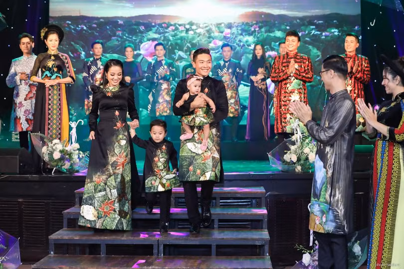 Vợ chồng MC Hồng Phượng và NSƯT Quốc Cơ cùng hai con có mặt, biểu diễn trong đêm từ thiện quyên góp ủng hộ cứu trợ miền Trung (Ảnh: Hải Diễm)