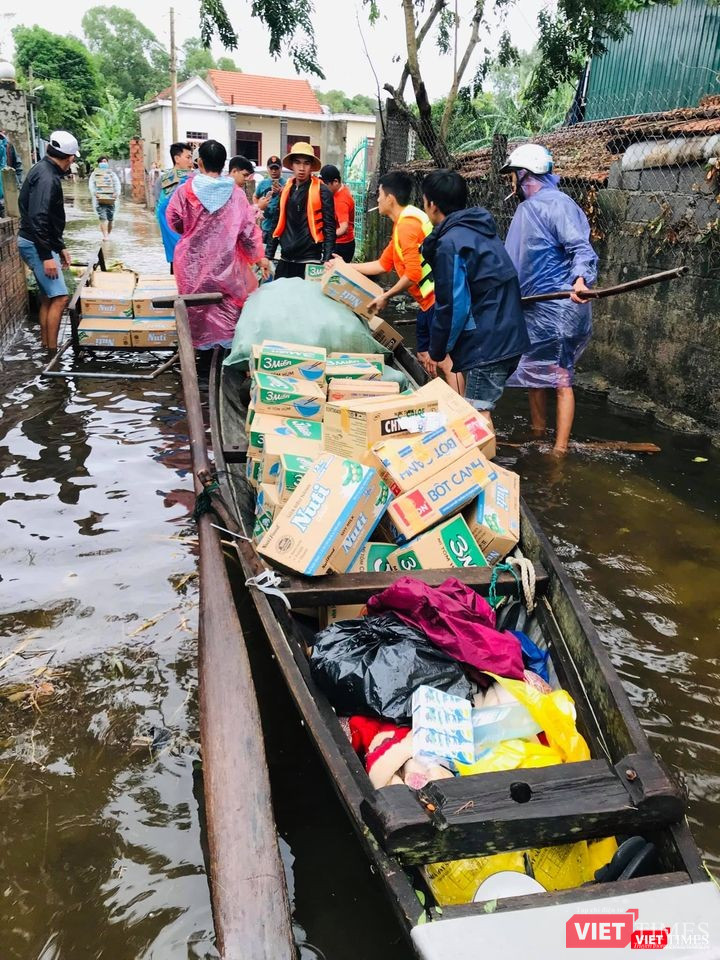 Họa sĩ Trần Ngọc Bảy và xuồng cứu trợ mang hàng vào vùng lũ (Ảnh: FBNV)