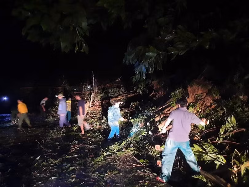 Từ đêm, các lực lượng nỗ lực dọn dẹp cây cối thông tuyến lên Bắc Trà My. Ảnh- Đ.Q