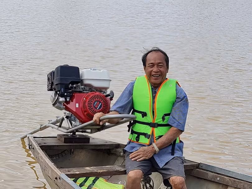 Ông Bình cười tươi khi nhận và chạy thử, hài lòng với con đò mới (Ảnh: Lê Hữu Chính)