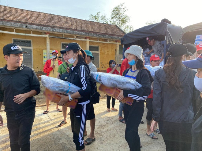 Trường Giang, Nhã Phương và nhiều nghệ sĩ chung tay kêu gọi quyên góp, hướng về miền Trung ruột thịt (Ảnh: FBNV)