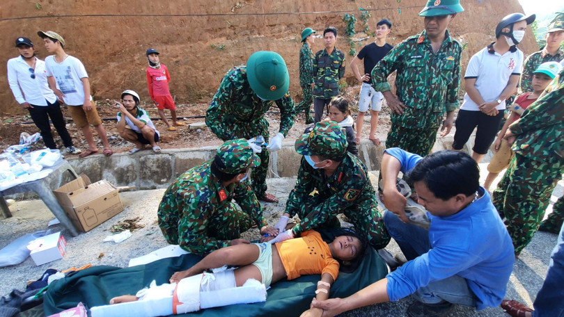 Dốc toàn lực, đưa cả máy bay và tàu thuỷ vào cứu dân Trà Leng ảnh 6 Dốc toàn lực, đưa cả máy bay và tàu thuỷ vào cứu dân Trà Leng ảnh 6