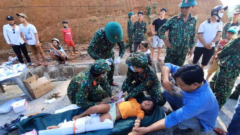 Dốc toàn lực, đưa cả máy bay và tàu thuỷ vào cứu dân Trà Leng ảnh 6 Dốc toàn lực, đưa cả máy bay và tàu thuỷ vào cứu dân Trà Leng ảnh 6