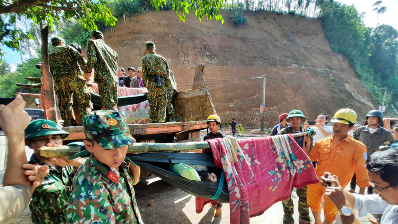 Dốc toàn lực, đưa cả máy bay và tàu thuỷ vào cứu dân Trà Leng ảnh 9 Dốc toàn lực, đưa cả máy bay và tàu thuỷ vào cứu dân Trà Leng ảnh 9
