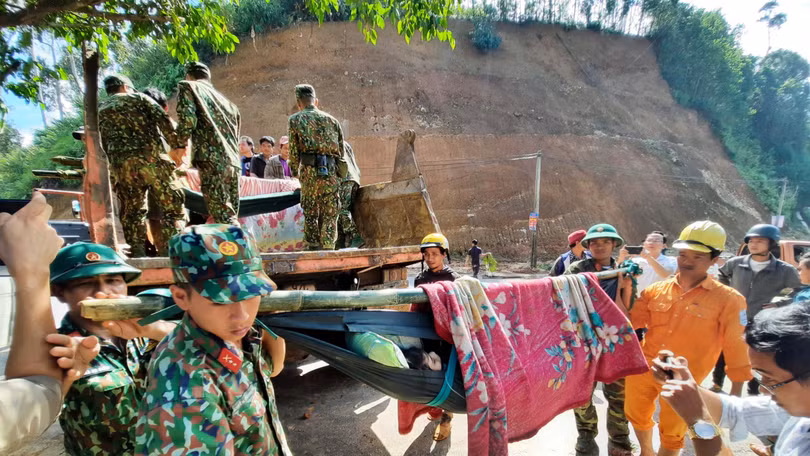 Dốc toàn lực, đưa cả máy bay và tàu thuỷ vào cứu dân Trà Leng ảnh 9 Dốc toàn lực, đưa cả máy bay và tàu thuỷ vào cứu dân Trà Leng ảnh 9