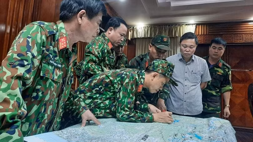 Lực lượng quân sự thông tin về địa điểm xảy ra vụ sạt lở. Ảnh: Quân Đạo.