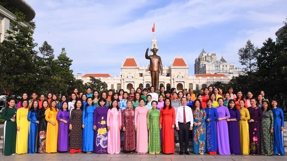 Các đại biểu nữ bên tượng đài Chủ tịch Hồ Chí Minh (Ảnh: Việt Dũng) Các đại biểu nữ bên tượng đài Chủ tịch Hồ Chí Minh (Ảnh: Việt Dũng)