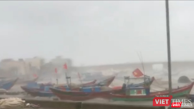 Đảo Lý Sơn chìm trong mưa trắng trời bão số 9 (Ảnh: Hoà Bình chụp lại từ video của Đài Truyền hình Quảng Ngãi) Đảo Lý Sơn chìm trong mưa trắng trời bão số 9 (Ảnh: Hoà Bình chụp lại từ video của Đài Truyền hình Quảng Ngãi)