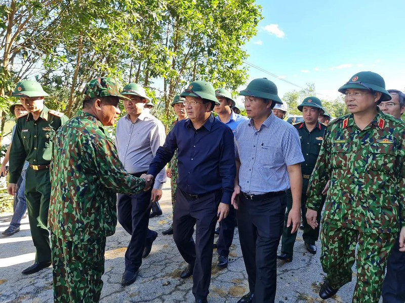 Đoàn công tác của Phó thủ tướng Trịnh Định Dũng đã đến điểm mở đường đầu tiên để vào Trà Leng (Ảnh: Hiếu Sang)