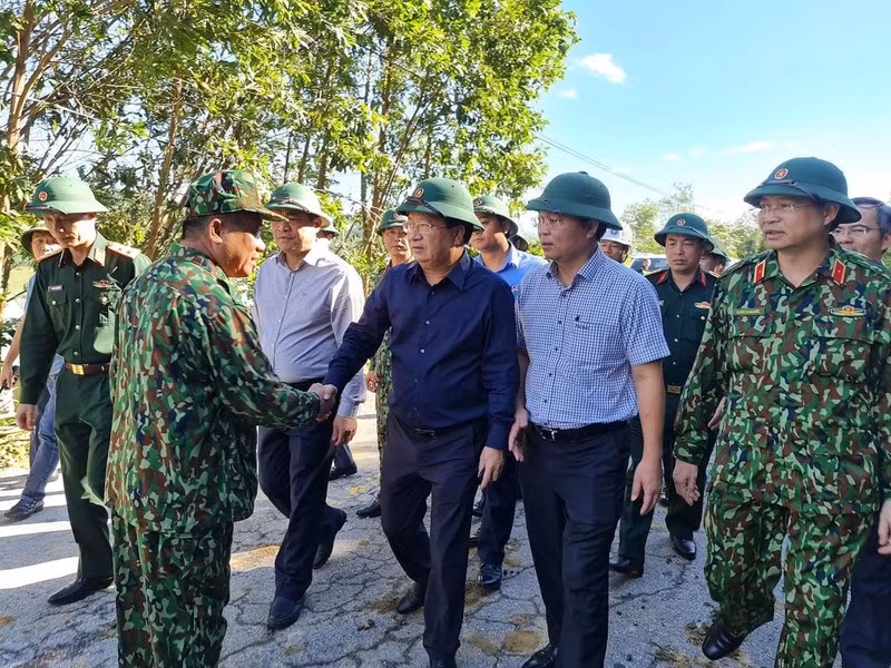 Đoàn công tác của Phó thủ tướng Trịnh Định Dũng đã đến điểm mở đường đầu tiên để vào Trà Leng (Ảnh: Hiếu Sang)