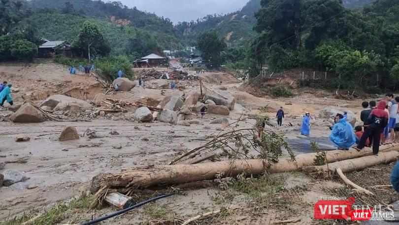 Người dân thoát nạn ngơ ngác ngóng chờ tin tức về người mất tích (Ảnh: Sơn Phước)