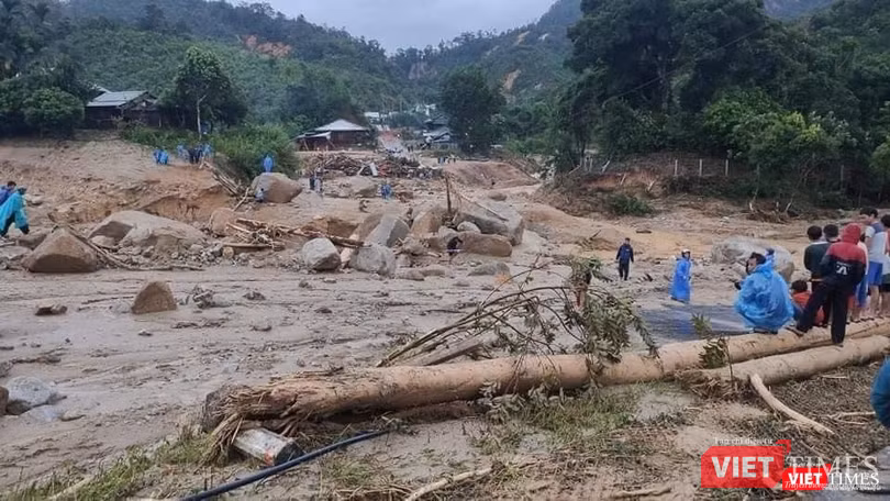 Người dân thoát nạn ngơ ngác ngóng chờ tin tức về người mất tích (Ảnh: Sơn Phước)