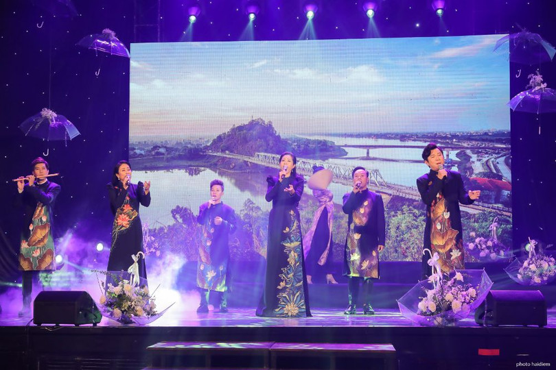 Nhạc phẩm “Quê mình miền Trung”- Một sáng tác mới nhất của Nhạc sỹ Tâm Nguyên dành tặng riêng cho chương trình với phần biểu diễn của NSƯT Vân Khánh, Quốc Đại, MC Quỳnh Hoa, NTK Việt Hùng, AKay (Ảnh: Hải Diễm)