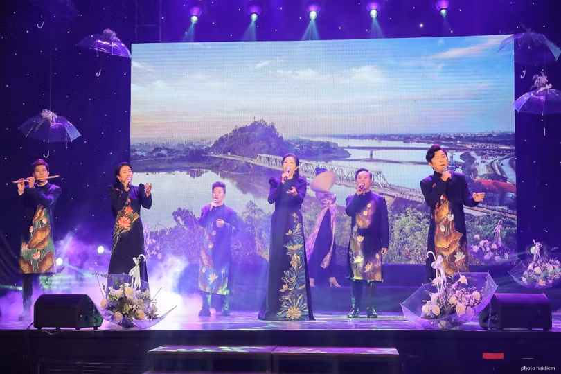 Nhạc phẩm “Quê mình miền Trung”- Một sáng tác mới nhất của Nhạc sỹ Tâm Nguyên dành tặng riêng cho chương trình với phần biểu diễn của NSƯT Vân Khánh, Quốc Đại, MC Quỳnh Hoa, NTK Việt Hùng, AKay (Ảnh: Hải Diễm)