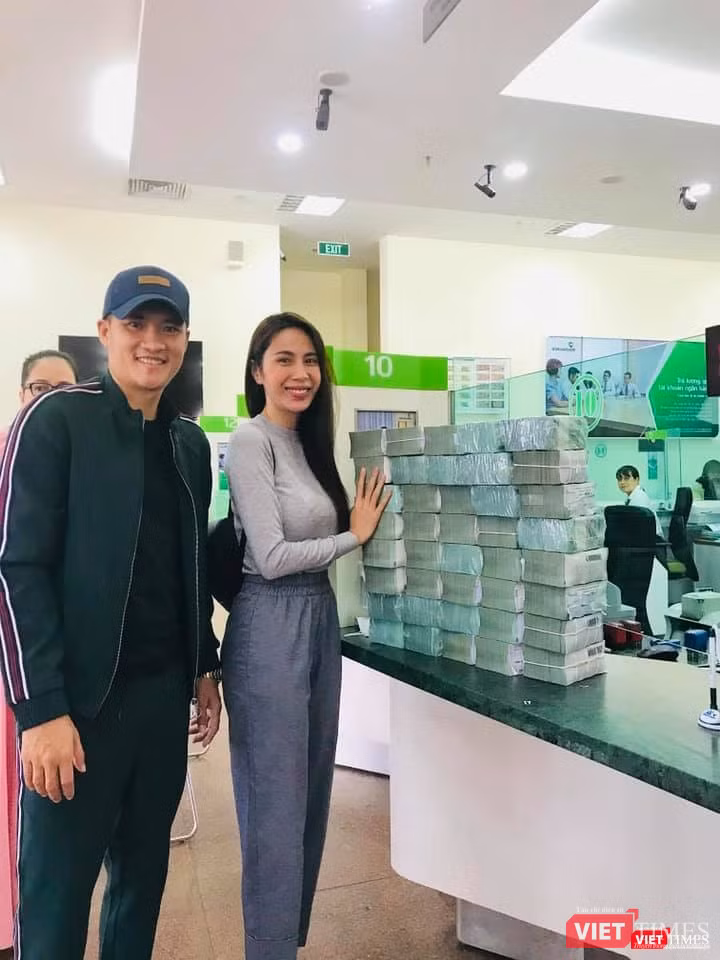 Hai vợ chồng Công Vinh - Thuỷ Tiên đi rút tiền ở Ngân hàng (Ảnh: FBNV)