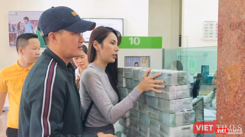 Ca sĩ than "đếm tiền gãy tay" để đủ phát cho 13.000 hộ dân Lệ Thuỷ