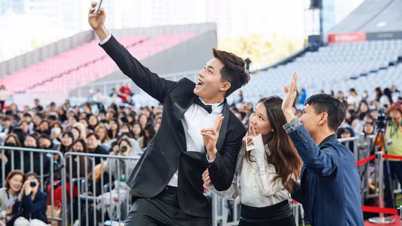 Quốc Anh cùng đoàn phim giao lưu, hút hồn fan Hàn tại LHP Busan 