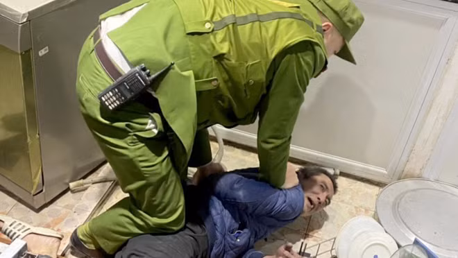 Cảnh sát khống chế, bắt giữ nghi phạm sát hại NSƯT Vũ Mạnh Dũng tại hiện trường (Ảnh: Cơ quan Công an cung cấp) 