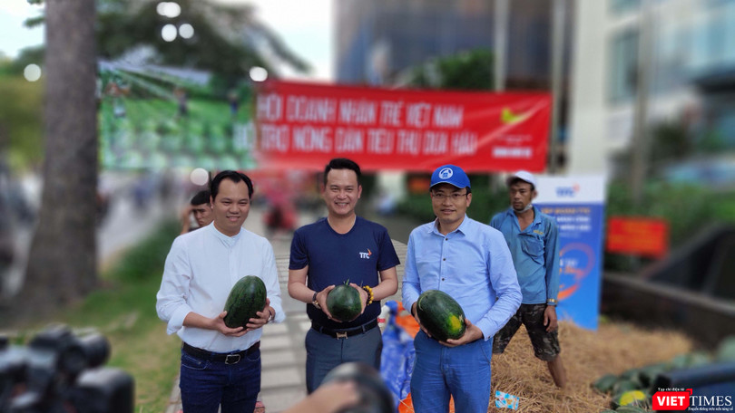 Nhiều doanh nghiệp và cá nhân tham gia hỗ trợ nông dân Gia Lai tiêu thụ 20 tấn dưa hấu trong chiều 11/2 (Ảnh: Hòa Bình) 