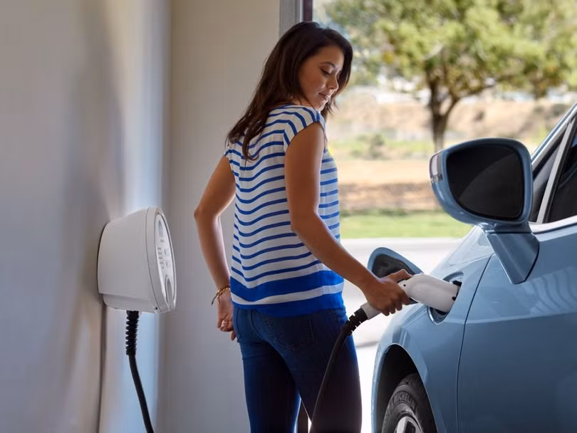 Hãy để trụ sạc trên cao, tránh các khu vực tiếp xúc với các vật liệu dễ cháy nổ hoặc ăn mòn.