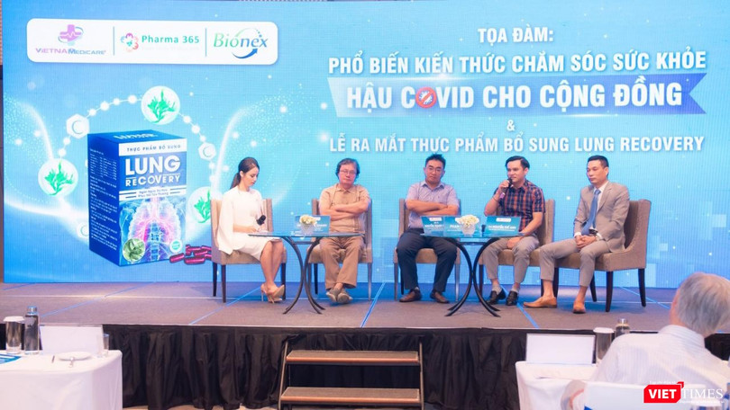 Bác sĩ Trương Hữu Khanh - người thứ hai từ trái qua, bác sĩ Nguyễn Thanh Sang – Giám đốc Trung tâm Phục hồi chức năng vật lý trị liệu và tâm lý trị liệu sau nhiễm COVID-19 (Bệnh viện Lê Văn Thịnh) - người ngồi chính giữa - tại Tọa đàm chăm sóc sức khỏe hậu COVID-19 tại TP.HCM với sự tham gia của nhiều bác sĩ, dược sĩ