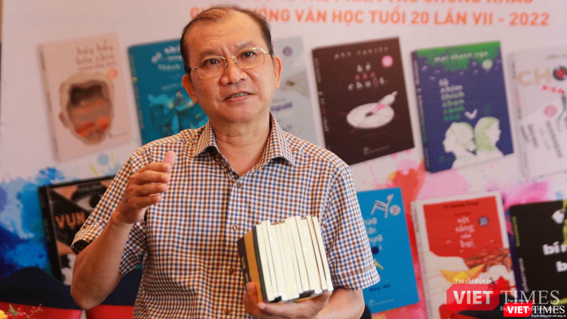 Ông Dương Thành Truyền – Nguyên Trưởng ban tổ chức Giải thưởng Văn học tuổi 20 cầm 12 cuốn sách trên tay, xúc động nhận định về cuộc thi năm nay