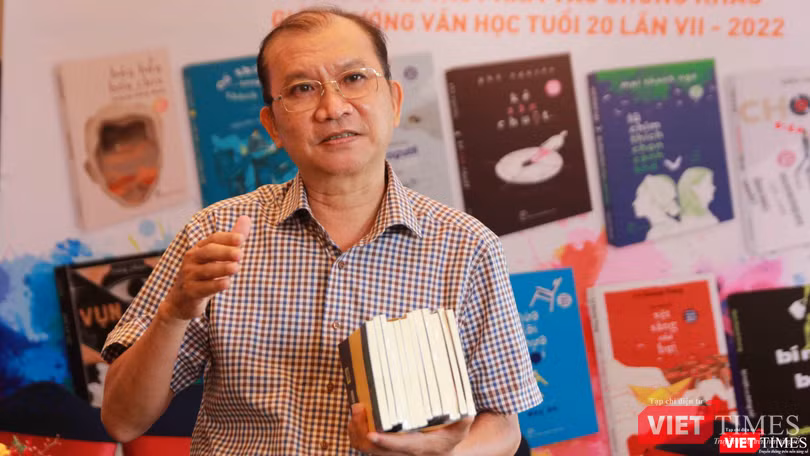 Ông Dương Thành Truyền – Nguyên Trưởng ban tổ chức Giải thưởng Văn học tuổi 20 cầm 12 cuốn sách trên tay, xúc động nhận định về cuộc thi năm nay