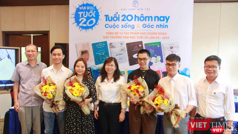 Bà Phan Thị Thu Hà (đứng giữa) - Chủ tịch Hội đồng Thành viên, Giám đốc NXB Trẻ tặng hoa cho một số tác giả có mặt tại buổi công bố các tác phẩm vào chung khảo