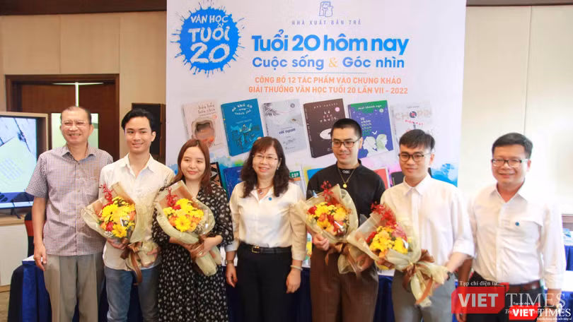 Bà Phan Thị Thu Hà (đứng giữa) - Chủ tịch Hội đồng Thành viên, Giám đốc NXB Trẻ tặng hoa cho một số tác giả có mặt tại buổi công bố các tác phẩm vào chung khảo