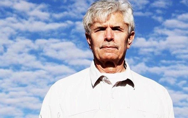 Giáo sư, Tiến sĩ Terry Buss từng là giám đốc chương trình nghiên cứu quốc tế, an ninh và quốc phòng của Học viện Hành chính Quốc gia Hoa Kỳ,