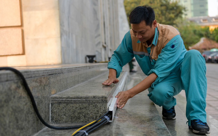 Doanh nghiệp đua tận dụng cơ hội từ Hội nghị thượng đỉnh Mỹ - Triều ảnh 2 Nhân viên Viettel thực hiện triển khai hạ tầng mạng phục vụ phóng viên tác nghiệp tại Trung tâm báo chí Quốc tế. Ảnh: Viettel