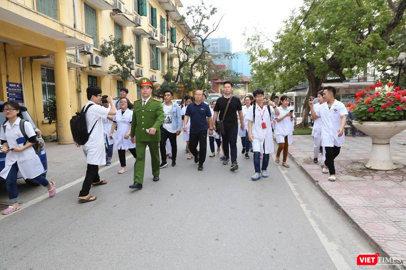 Ông Park Hang Seo trong sự chào đón của các thầy thuốc và bệnh nhân.