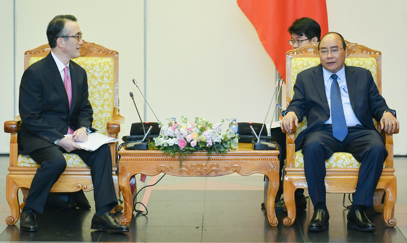 Ông Kanetsugu Mike, Tổng Giám đốc Ngân hàng MUFG thông tin với Thủ tướng Nguyễn Xuân Phúc. (Ảnh: VGP)