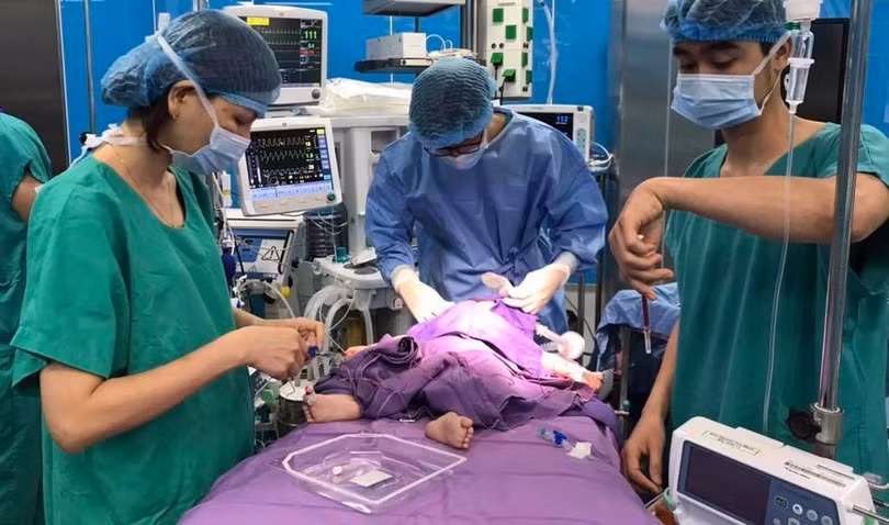 Các bác sĩ Trung tâm Tim mạch của Bệnh viện Sản Nhi Quảng Ninh đang thực hiện phẫu thuật.