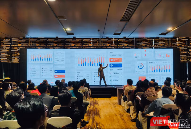 Ông Lê Việt Thắng trong phần thuyết trình về các tính năng của 1Office Ông Lê Việt Thắng trong phần thuyết trình về các tính năng của 1Office