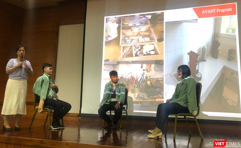 Ths. Lê Thị Hạ Quyên, Phó khoa phục hồi chức năng Bệnh viện Phục Hồi Chức Năng - điều trị bệnh nghề nghiệp TP.HCM hướng dẫn thực hành rối loại nuốt sau đột quỵ. (Ảnh: Hải Linh)