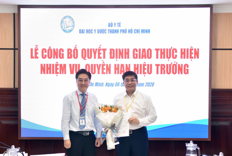 PGS.TS Trần Diệp Tuấn - Bí thư Đảng ủy, Chủ tịch Hội đồng trường ĐH Y Dược TP.HCM (người bên trái) trao quyết định giao thực hiện nhiệm vụ, quyền hạn của Hiệu trưởng ĐH Y Dược TP.HCM cho PGS.TS Nguyễn Hoàng Bắc (Ảnh: ĐHYD)