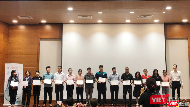 Ths.Bs.Nguyễn Đức Thành – Trưởng khoa phục hồi chức năng Bệnh viện Đại Học Y Dược TP. Hồ Chí Minh phát chứng chỉ đào tạo y khoa liên tục tại khoá tập huấn phục hồi chức năng thần kinh sau đột quỵ