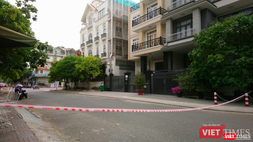 Dãy phố vắng tanh chỉ có lực lượng chức năng bảo vệ hiện trường Dãy phố vắng tanh chỉ có lực lượng chức năng bảo vệ hiện trường