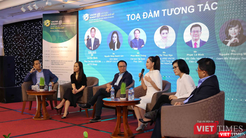 Bà Lê Thúy Nga – Trưởng Văn phòng Đại diện Hiệp hội phát triển hàng tiêu dùng Việt Nam (VACOD) tại TP.HCM phát biểu trong toạ đàm