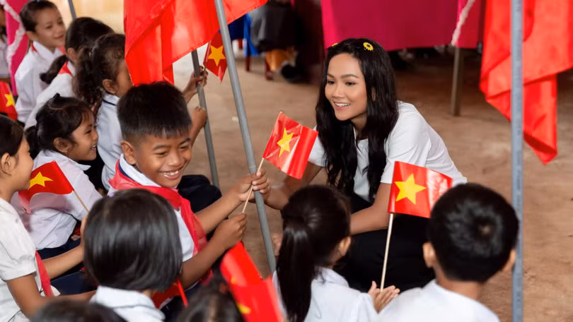 Các em học sinh vui mừng đón người chị đã mang vinh quang về cho vùng đất Tây Nguyên nắng gió 