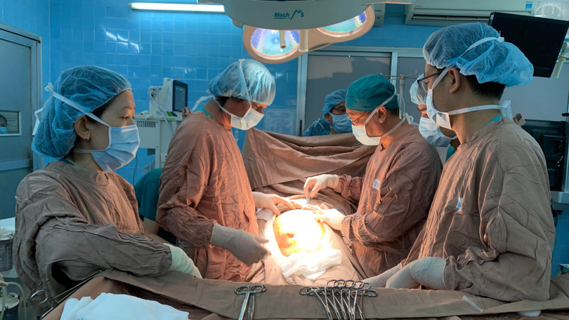 BS. Nguyễn Văn Tiến, Trưởng khoa Ngoại 1 và các BS trong kíp mổ của một ca phẫu thuật đặc biệt xử lý khối u khủng tại BV Ung bướu TP. Hồ Chí Minh