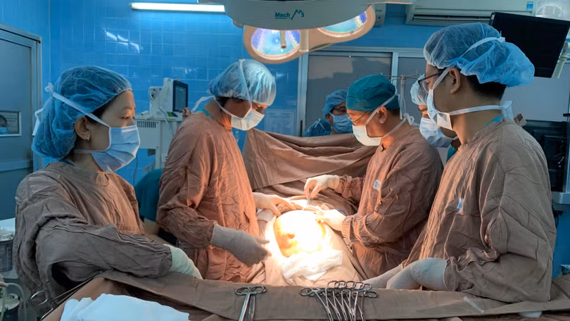 BS. Nguyễn Văn Tiến, Trưởng khoa Ngoại 1 và các BS trong kíp mổ của một ca phẫu thuật đặc biệt xử lý khối u khủng tại BV Ung bướu TP. Hồ Chí Minh