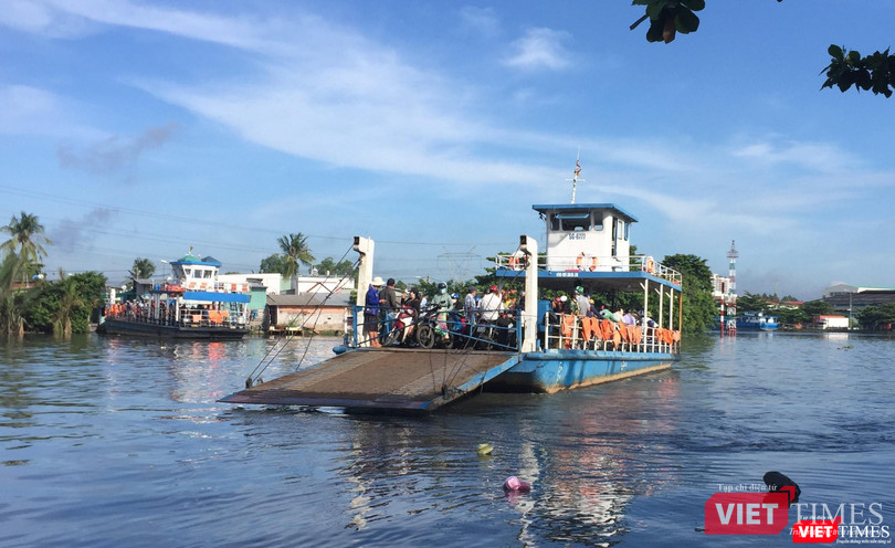 Những con phà già cỗi ngày ngày chờ khách qua kênh ở bến phà Phú Định. Những con phà già cỗi ngày ngày chờ khách qua kênh ở bến phà Phú Định.