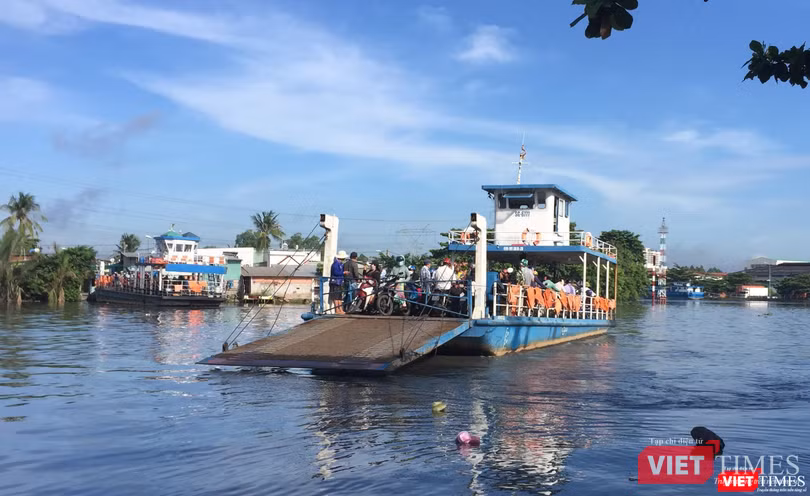 Những con phà già cỗi ngày ngày chờ khách qua kênh ở bến phà Phú Định.