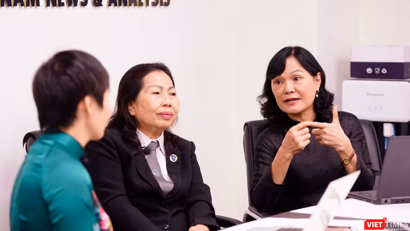 Nhà báo Hòa Bình (Tạp chí điện tử VietTimes), luật sư Trần Thị Ngọc Nữ và bác sĩ Nguyễn Lan Hải 