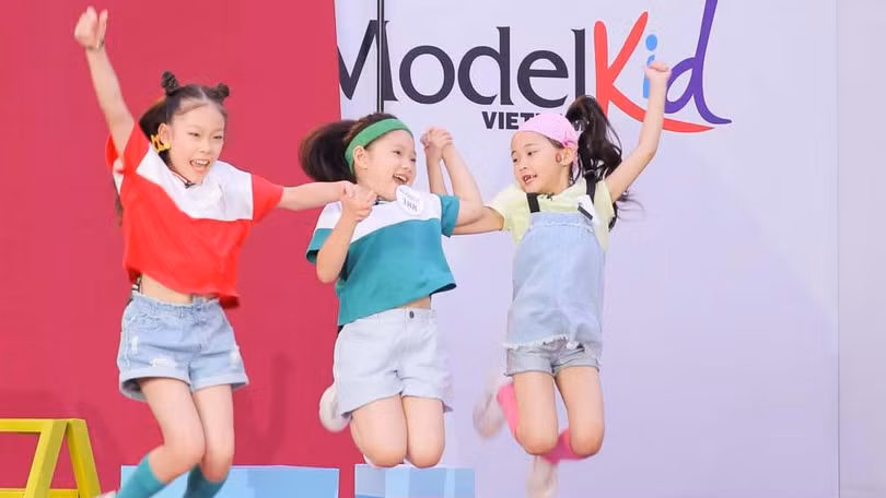 Bé Nguyễn Khánh Vân (con gái của cựu danh thủ Nguyễn Hồng Sơn) trong phần chụp hình cùng nhóm bạn 