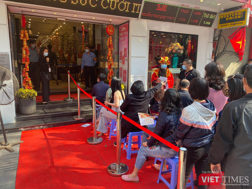 Một cửa hàng cho khách ngồi chờ bên ngoài để đảm bảo số lượng khách hàng bên trong không quá đông. Một cửa hàng cho khách ngồi chờ bên ngoài để đảm bảo số lượng khách hàng bên trong không quá đông.